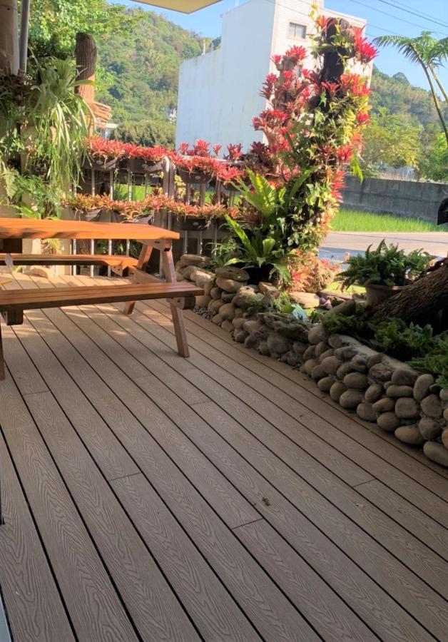 蘊慢築 茶花藝主題民宿 Yun Man Zhu Homestay Gongguan المظهر الخارجي الصورة
